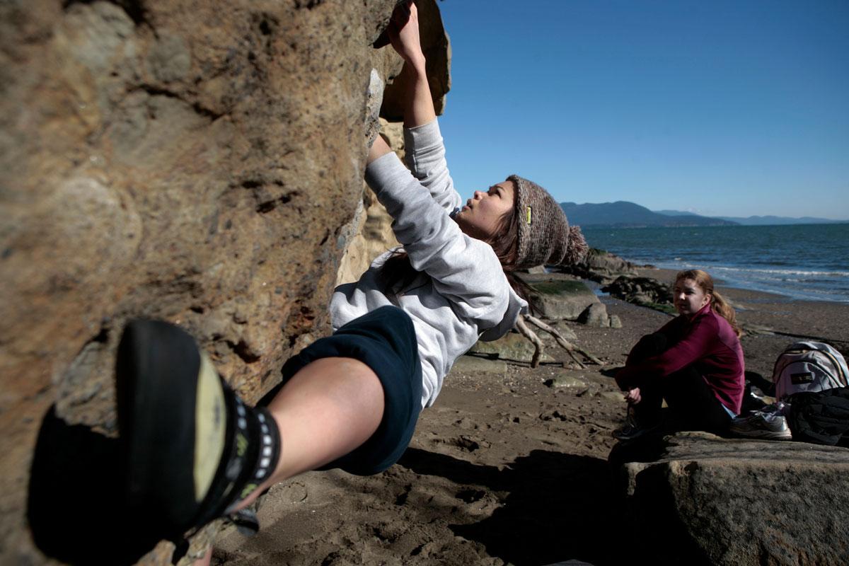 学生们攀岩Larrabee州立公园和克莱顿海滩的沙崖.